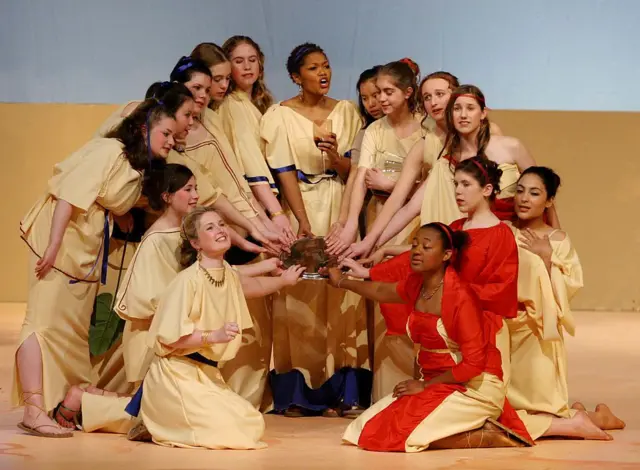 من أداء معاصر لمسرحية "إضراب النساء/ لِيسِسترَاتا" في فيرفاكس في الولايات المتحدة