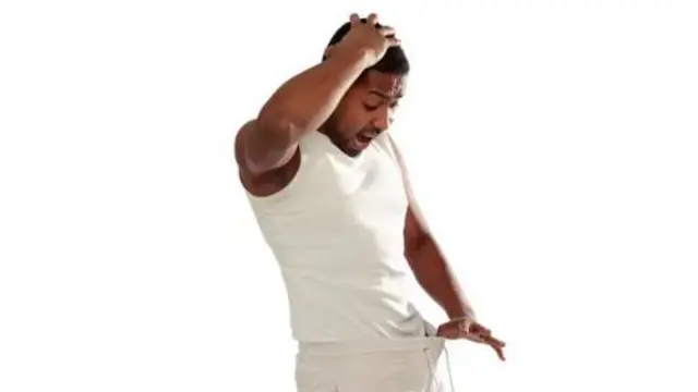 Arakunrin kan n yẹ ṣokoto rẹ wo