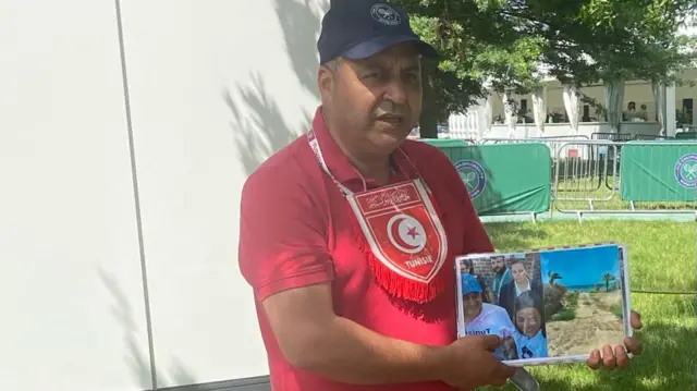 التونسي البريطاني سليم بلحاج قبل دخوله إلى ملعب ويمبلدون لمتابعة مباراة أني جابر في نصف النهائي