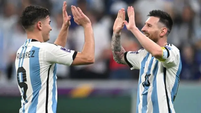 लिओनेल मेस्सी आणि ज्युलियन अल्वारेझ