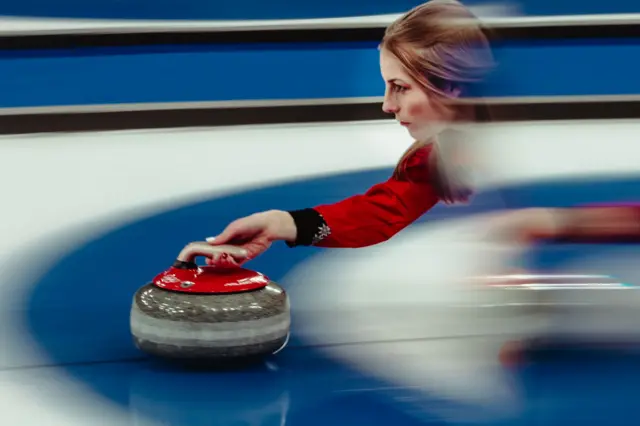 Швейцарская кёрлингистка Бриар Шваллер-Хюрлиманн во время матча смешанных пар против сборной Канады