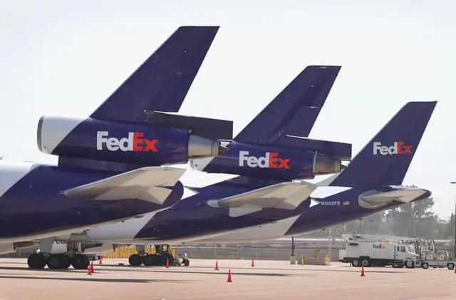 Un grupo de aviones de FedEx en una aeropuerto