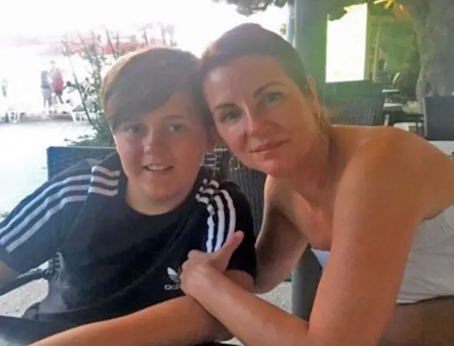 ኦሊ ምስ ኣደኡ ኣማንዳ