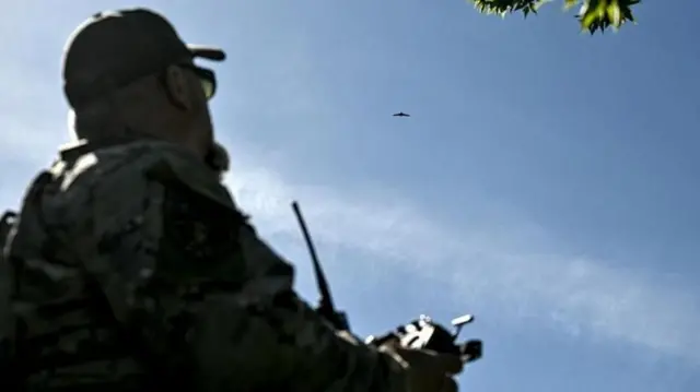 ड्रोन उडवताना युक्रेनियन सैनिक