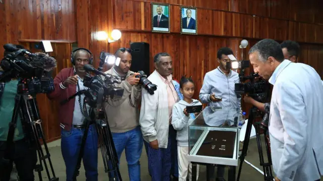 ለዕይታ የቀረቡትን ቅሪተ አካላት ጋዜጠኞች ፎቶ ሲያነሱ