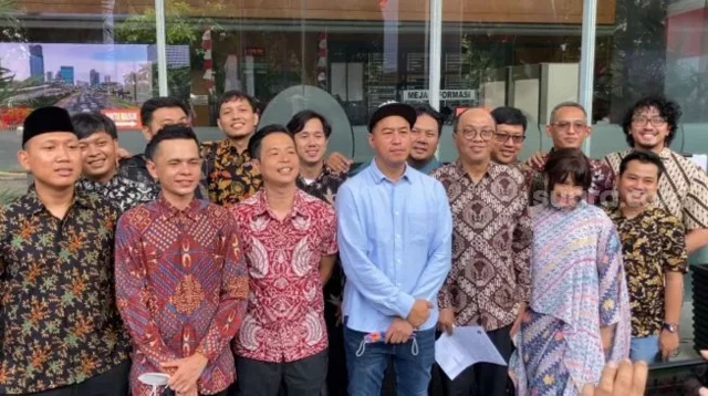 Komunitas Stand Up Indonesia yang diwakili Pandji Pragiwaksono, Ernest Prakasa, Adjis Doaibu, Gilang Bagaskara, Mo Sidik dan lainnya saat mengajukan gugatan atas merek dagang Open Mic di Pengadilan Negeri Jakarta Pusat, Kamis (25/8/2022). 