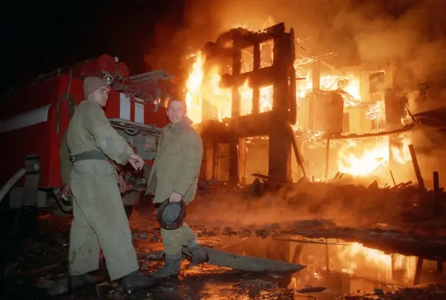 Пожар в Грозном после авианалета