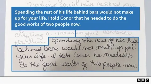 Texto manuscrito que dice: "Pasar el resto de su vida tras las rejas no compensaría tu vida. Le dije a Conor que ahora debía hacer el bien por dos personas".