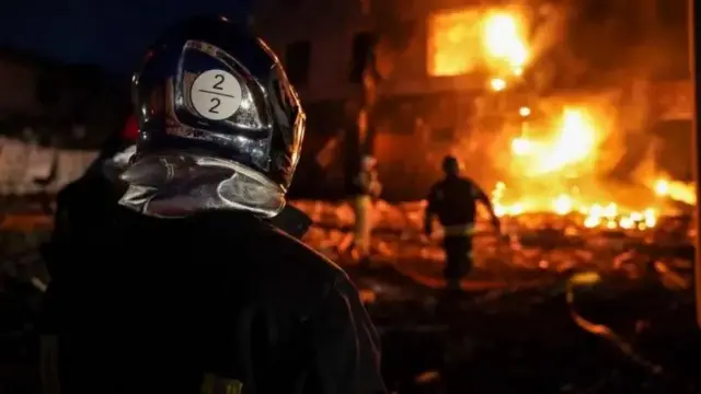 Пожежники на місці російського удару в Полтаві вночі 24 березня
