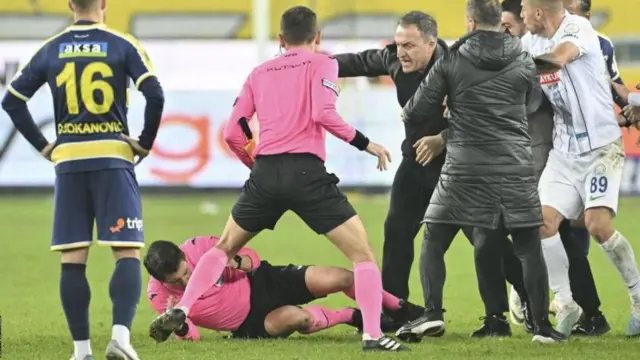 خلیل اوموت ملر پس از این که روی زمین افتاد هم چند لگد خورد