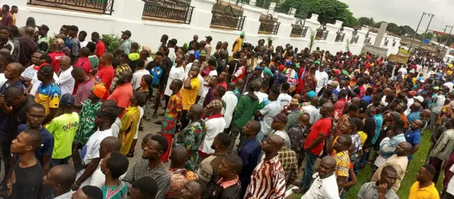 Igwe mmadụ pụtara maka nnabata onyeisiala Buhari dịka o mepere ụlọomeiwu nke steeti ahụ a rụgharịrị arụgharị.