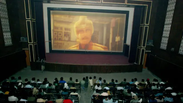 میزان ۱۳۸۱، شماری از مردان در سینمای پارک کابل در حال تماشای یک فیلم هندی