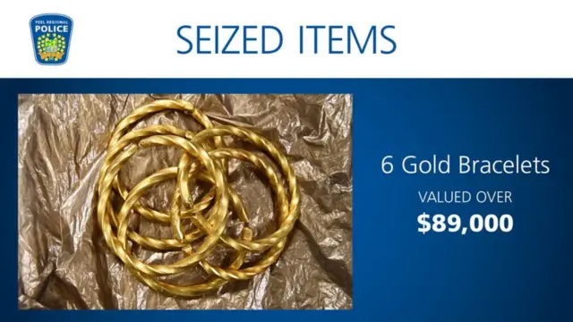 ۶ دستبند طلا که پلیس می‌گوید سارقان با استفاده از آب کردن شمش‌های به سرقت رفته ساخته‌اند