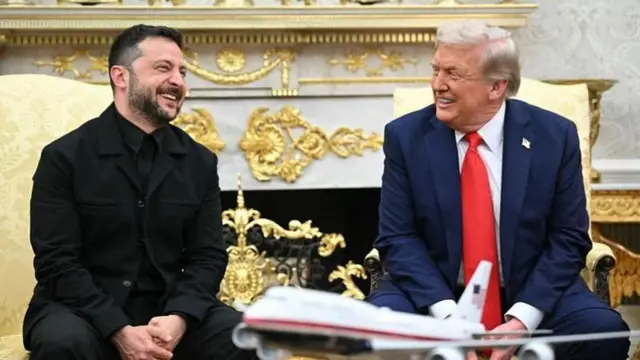 ટ્રમ્પ અને ઝેલેન્સ્કીની મુલાકાત, સીઝફાયર પર બંને નેતાઓએ શું કહ્યું? - ન્યૂઝ અપડેટ
યુક્રેનના રાષ્ટ્રપતિ વોલોદિમીર ઝેલેન્સ્કી સાથે અમેરિકાના રાષ્ટ્રપતિ ડોનાલ્ડ ટ્રમ્પે વ્હાઇટ હાઉસમાં મુલાકાત કરી હતી.