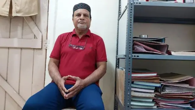 नादीर खान हे लेदर जॅकेटचे व्यावसायिक आहेत.