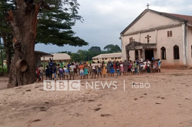 Ụmụaka nọ n'ime ụka St Anthony Catholic Church egwu egwu