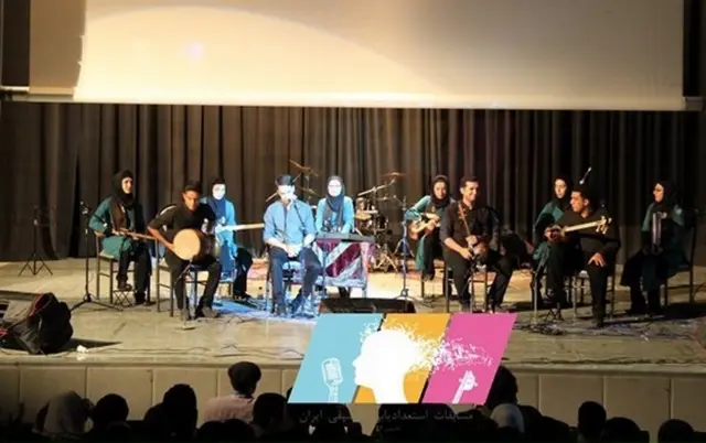 نوازندگان در سالن موسیقی