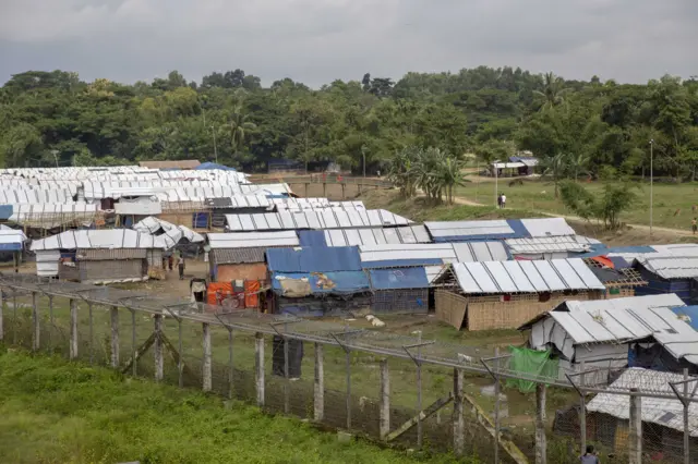 ဒုက္ခသည်စခန်းကို မောင်တောဘက်က လှမ်းမြင်ရတဲ့မြင်ကွင်း(ပုံဟောင်း)