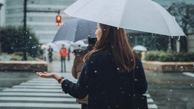 Mujer bajo la lluvia