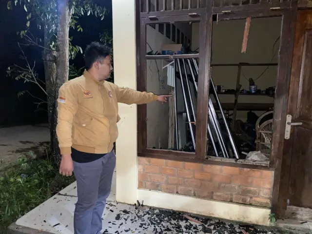 Mes milik Frankfurt Zoonological Society (FZS) dirusak oleh massa. Mereka mendesak agar gajah-gajah sumatera dipindahkan dari wilayah desa mereka.