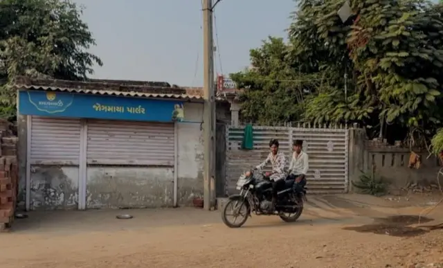 गांव में फ़िलहाल शांति दिख रही है