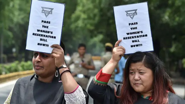  महिलांना राजकीय आरक्षणाची मागणी अनेक दशकांपासून होती.