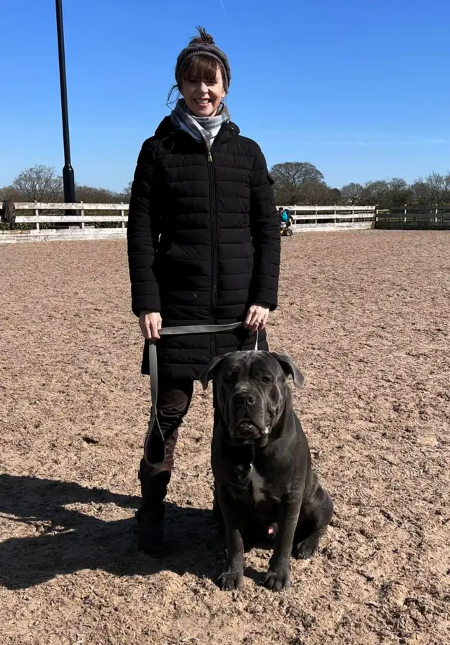 فيكتوريا ستيلويل خبيرة سلوك الكلاب مع كلب من نوع كاني كورسو