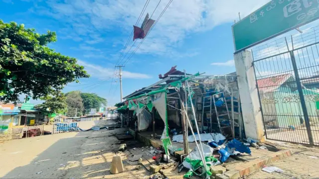 နောင်င်ချိုမြို့မှာ လေကြောင်းဗုံးထိမှန် ပျက်စီးခဲ့တဲ့ မြို့မဈေး