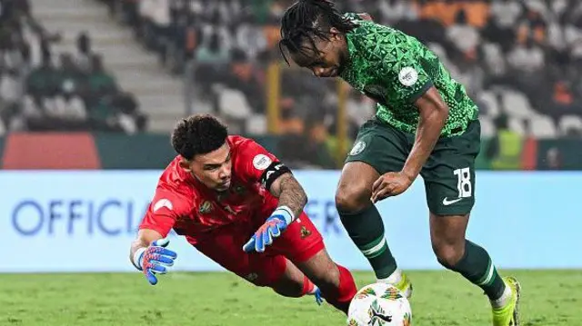 Foto of Ademola Lookman wey wear Nigeria green and South Africa goalkeeper Ronwen Williams wey wear red jersey during di 2023 Afcon semi-final match for Ivory Coast.