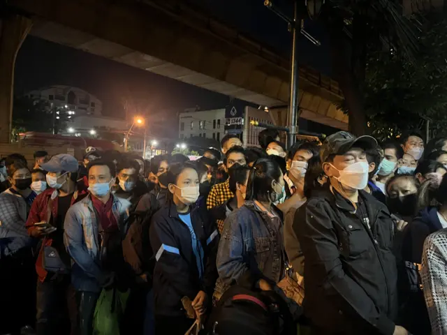 ပထမဆုံးထုတ်ပေးတဲ့ရက်မှာ မနက်စောစော လာရောက်တန်းစီကြသူတွေ