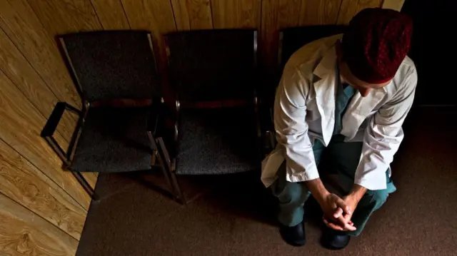 Foto ilustrasi seorang dokter yang mengalami kelelahan bekerja. 