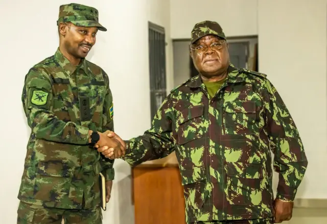 Maj Gen Emmy Ruvusha ukuriye ingabo z'u Rwanda ziri muri Mozambique na Gen Júlio dos Santos mu ntangiriro z'uku kwezi baganiriye ku "ngamba nshya" mu kurwanya iterabwoba muri Cabo Delgado 