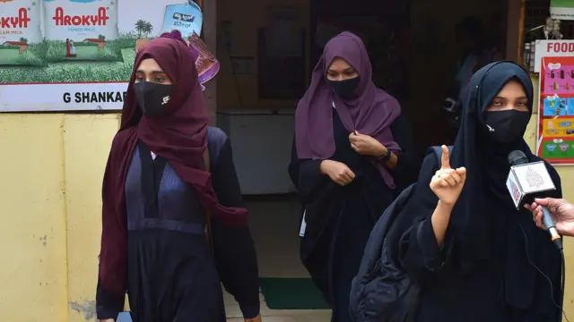 কর্নাটকে শিক্ষাপ্রতিষ্ঠানে হিজাব পরে যেতে দেওয়ার দাবি জানাচ্ছিলেন এই মুসলিম ছাত্রীরা