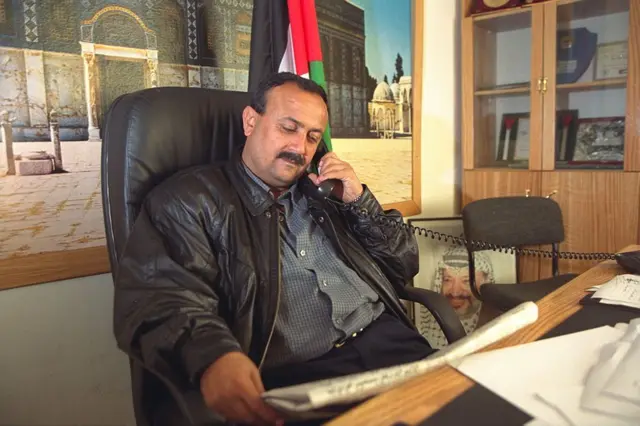 مروان البرغوثي يجلس في مكتبه برام الله، ويتحدث عبر الهاتف.