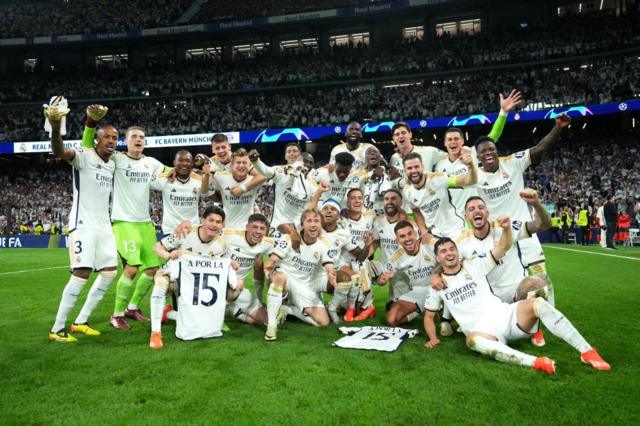 Real Madrid maç sonunda '15. için' yazılı formaları giydi.