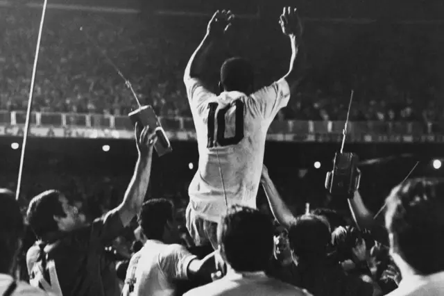 Pelé est tenu en l'air après son 1 000e but professionnel en 1969.