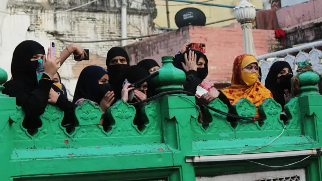 حضرت نظام الدین کے مزار پر خواتین کا مجمع