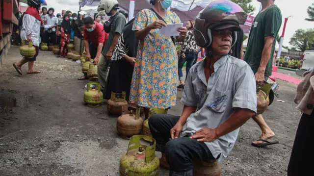 Warga antre untuk membeli gas elpiji 3 kilogram bersubsidi saat operasi pasar murah dan pasar penyeimbang di Jalan AIS Nasution, Palangka Raya, Kalimantan Tengah, Minggu (18/9/2022).