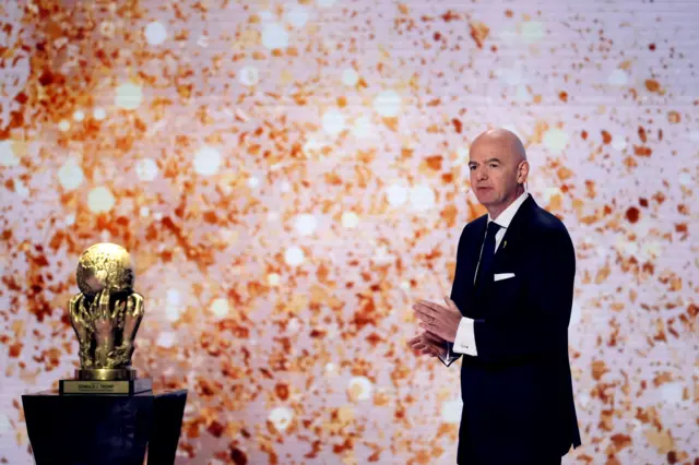 ফিফার ড্র অনুষ্ঠানে বিশ্বকাপ ট্রফির সাথে প্রেসিডেন্ট গিয়ানি