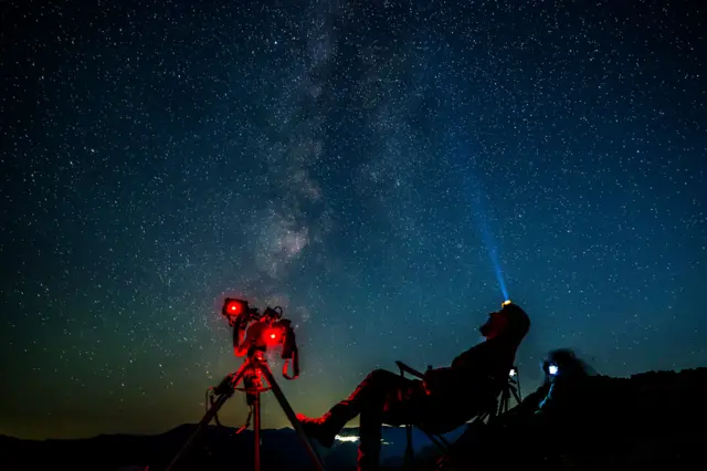 Kuzey Makedonya'daki Kozjak Gölü'nde bir astronomi topluluğunun üyeleri gök yüzünü izlerken.