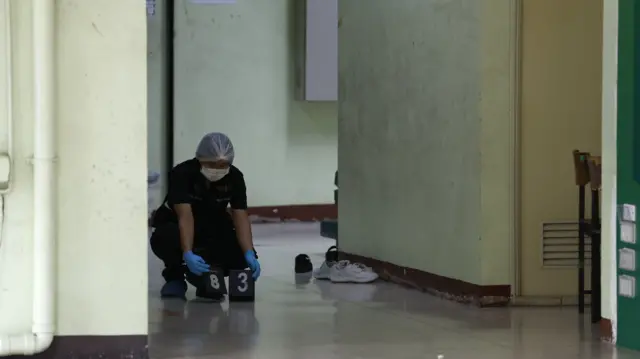 La policía forense lleva a cabo investigaciones tras un tiroteo en la escuela Debsirin Nonthaburi después de que un estudiante abriera fuego dentro del recinto escolar.
