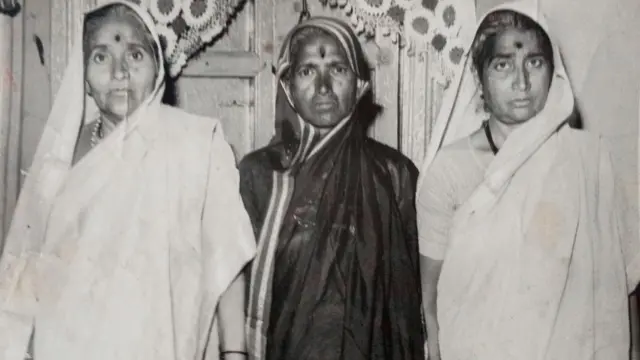 ਹੌਸਾਬਾਈ ਪਾਟਿਲ (ਸੱਜੇ)