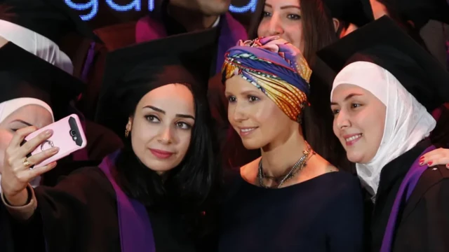 Після початку громадянської війни в Сирії фотографії Асми Асад з'являлися рідше, її критикували за мовчання,