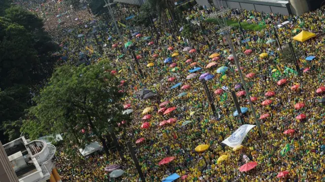 multidão na avenida Paulista