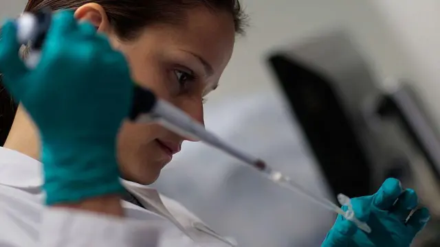 Científica en un laboratorio estudia una posible vacuna contra el VIH.