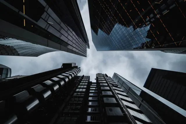 نمایی از پایین آسمان‌ خراش‌ها
