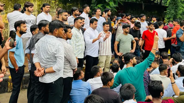  एसएससी परीक्षार्थी परीक्षा में गड़बड़ी और सिस्टम क्रैश का आरोप लगा रहे हैं. 