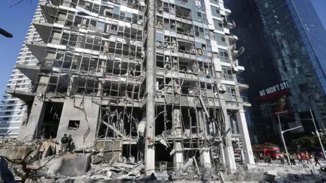 israil'de bir binanın parçalanmış dış cephesi