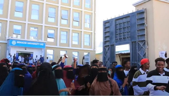 guddoomiye Maxamed sheegay in tasdiiqinta aan caddaalad loo sameyn oo ardayga qaarkood loo sameeyay ka dib markii ay siyaasiyiin adeegsadeen.