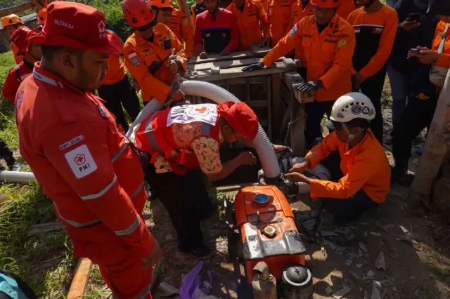 Tim SAR gabungan melakukan penyedotan air dari lubang tambang yang tergenang air di sekitar lokasi terjebaknya delapan penambang emas di Desa Pancurendang, Ajibarang, Banyumas, Jawa Tengah, Kamis (27/07).